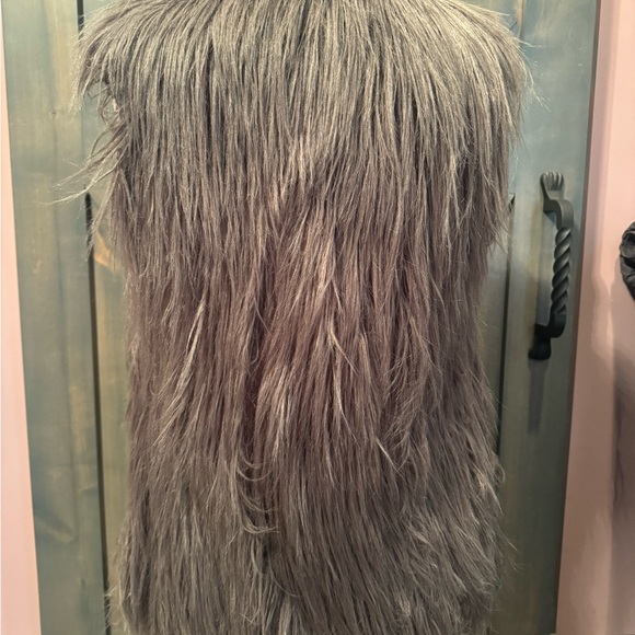 Zara Grey Faux Fur vest - Picture 2 of 4